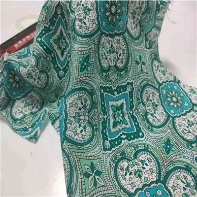 Tissu de soie chaud